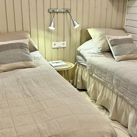 Lilla Huset Bed & Breakfast - Countryside Guesthouse, Free Parking Örebro Esterno foto
