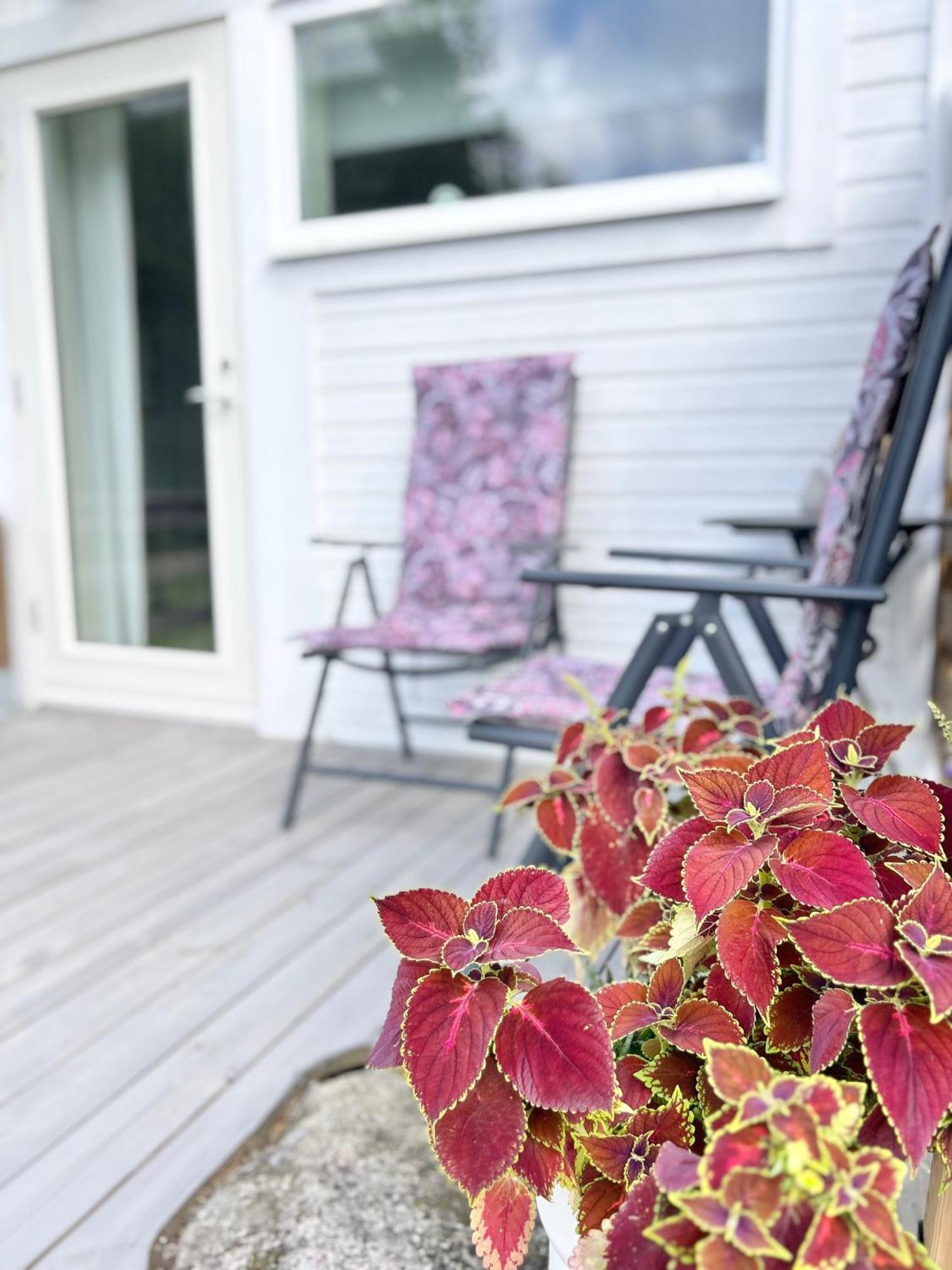Lilla Huset Bed & Breakfast - Countryside Guesthouse, Free Parking Örebro Esterno foto