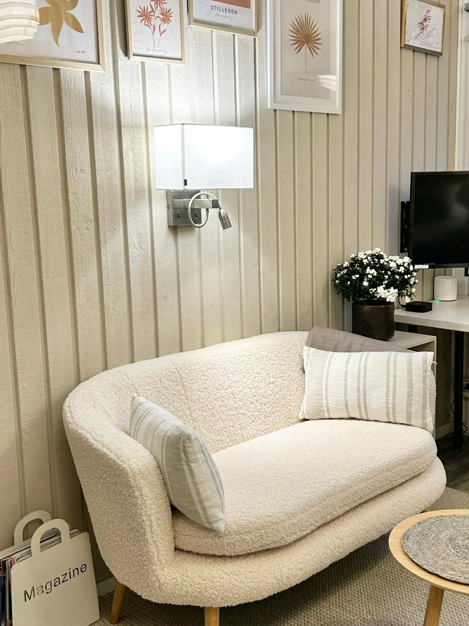 Lilla Huset Bed & Breakfast - Countryside Guesthouse, Free Parking Örebro Esterno foto