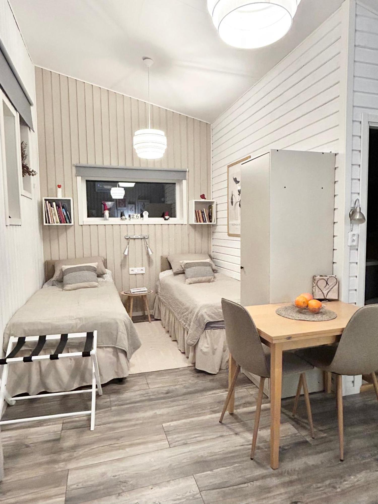 Lilla Huset Bed & Breakfast - Countryside Guesthouse, Free Parking Örebro Esterno foto