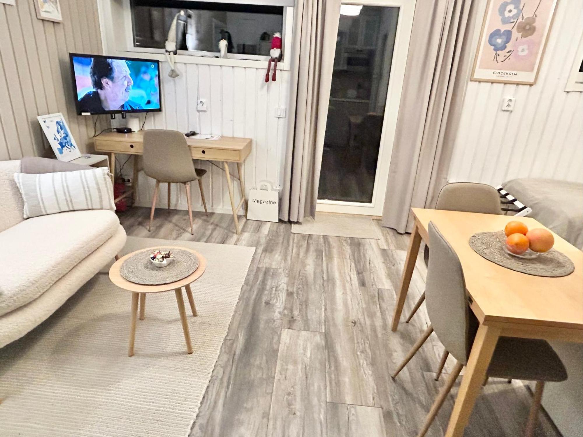 Lilla Huset Bed & Breakfast - Countryside Guesthouse, Free Parking Örebro Esterno foto